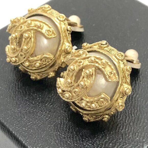 CHANEL CC Logos Pearl Round Clip-On Earrings Gold Tone 94A Auth w/Box D-b1151229 - Picture 1 of 16